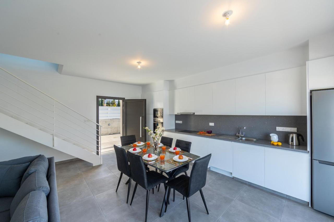 Villa Marlene, Walking Distance To Coral Beach! Peyia Exterior foto